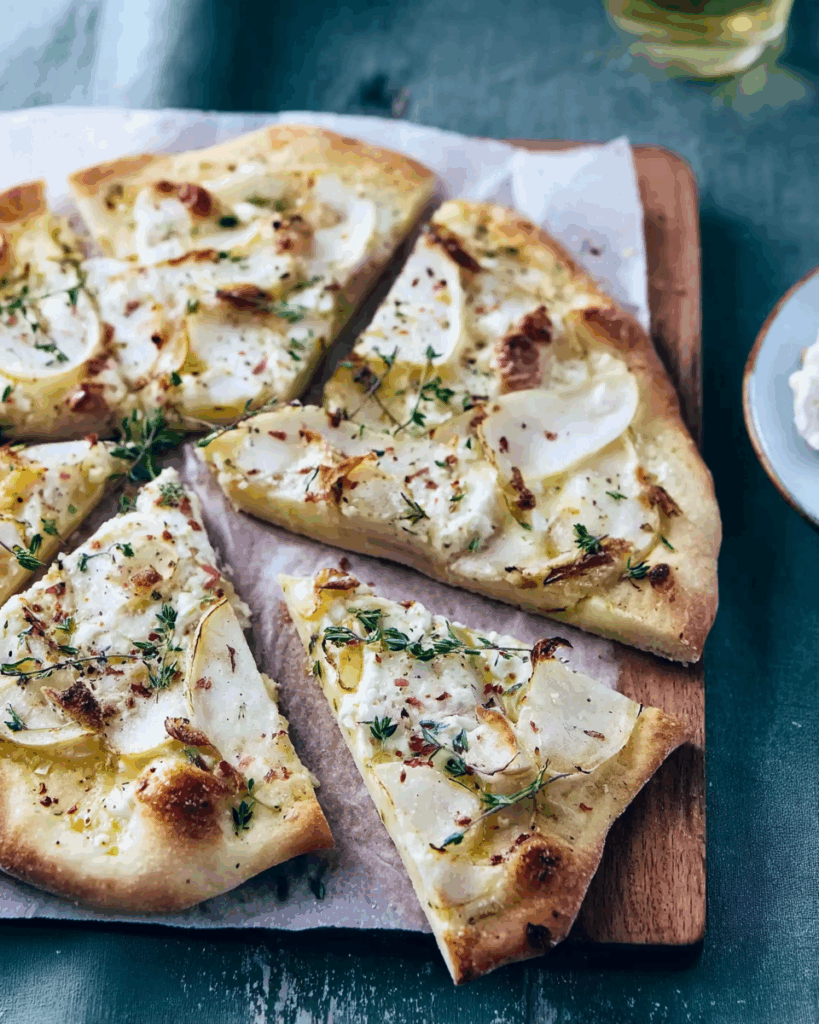 Mairübchen-Flammkuchen mit Thymian und Ziegenkäse