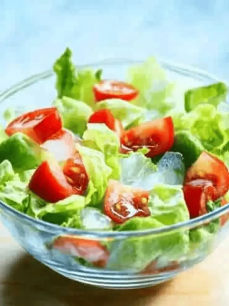 Salat aus Kopfsalat, Gurke, Tomate