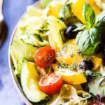 Nudelsalat mit cremigem Basilikumdressing