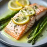 Gebratener Lachs mit Spargel: Blitzschnell in schmackhafter Buttersauce 9 Gebratener Lachs mit Spargel, Zitrone, Knoblauch und Buttersauce