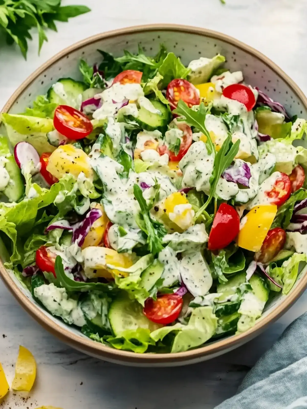 Über Nacht Salat mit cremigem Dressing – Frisch und Einfach Genießen 2 Über Nacht Salat mit cremigem Dressing